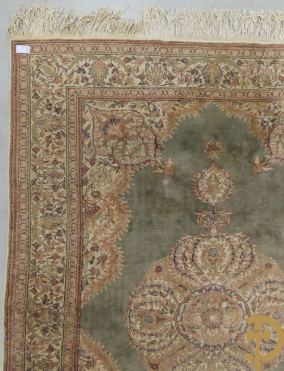 Oosters handgeknoopt tapijt met centraal decor en bloemenmotieven