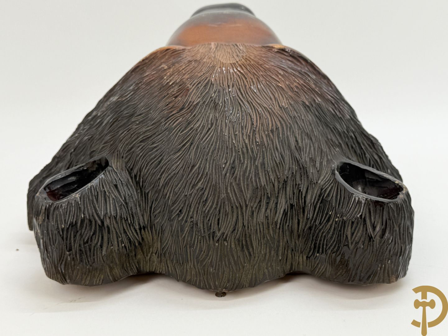 Houtgesculpteerde en gepatineerde beer, gesigneerd met Japanse tekens