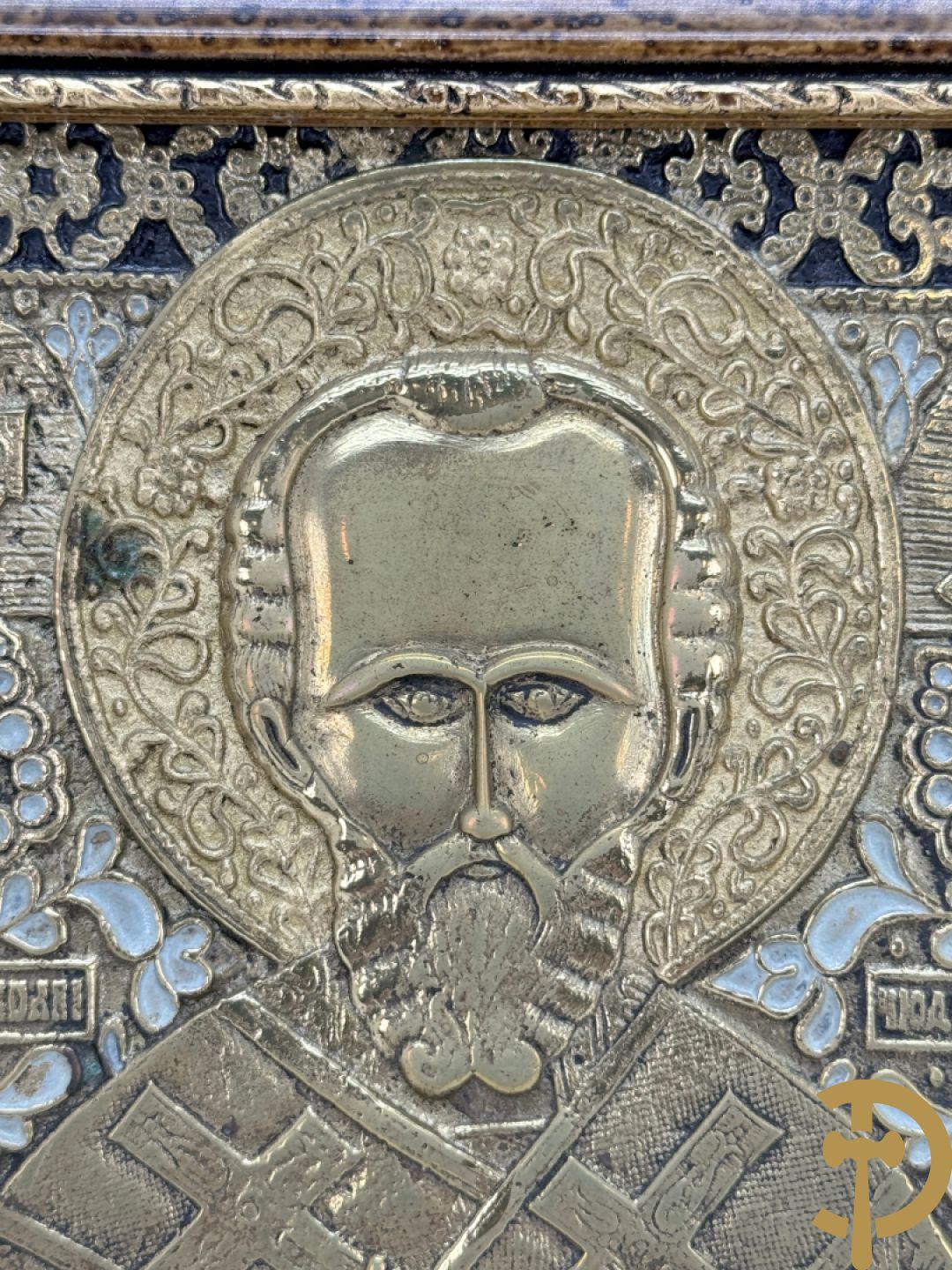 Russische koperen ikoon met voorstelling van Petrus met doek, deels geëmailleerd