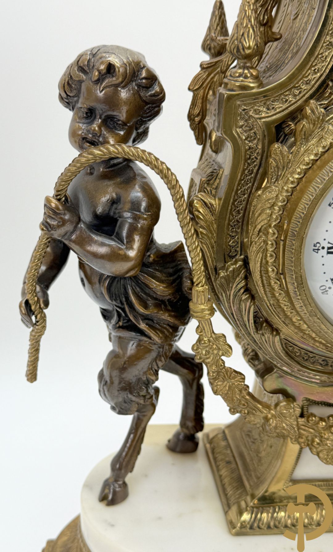 Driedelige koperen garnituur, centraal met harp geflankeerd door paar cupido