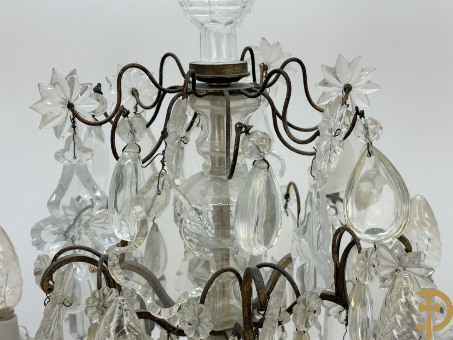 Kooperen girondole met 6 lichtpunten, bezet met kristallen bellen en bovenaan bekroond met pinakel