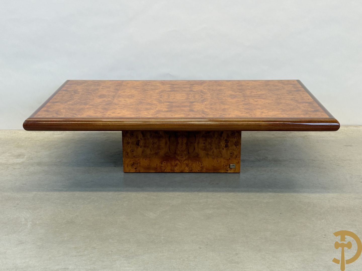 Wortelnotehouten salontafel met notelaren boord, gemerkt Mahay J.C.