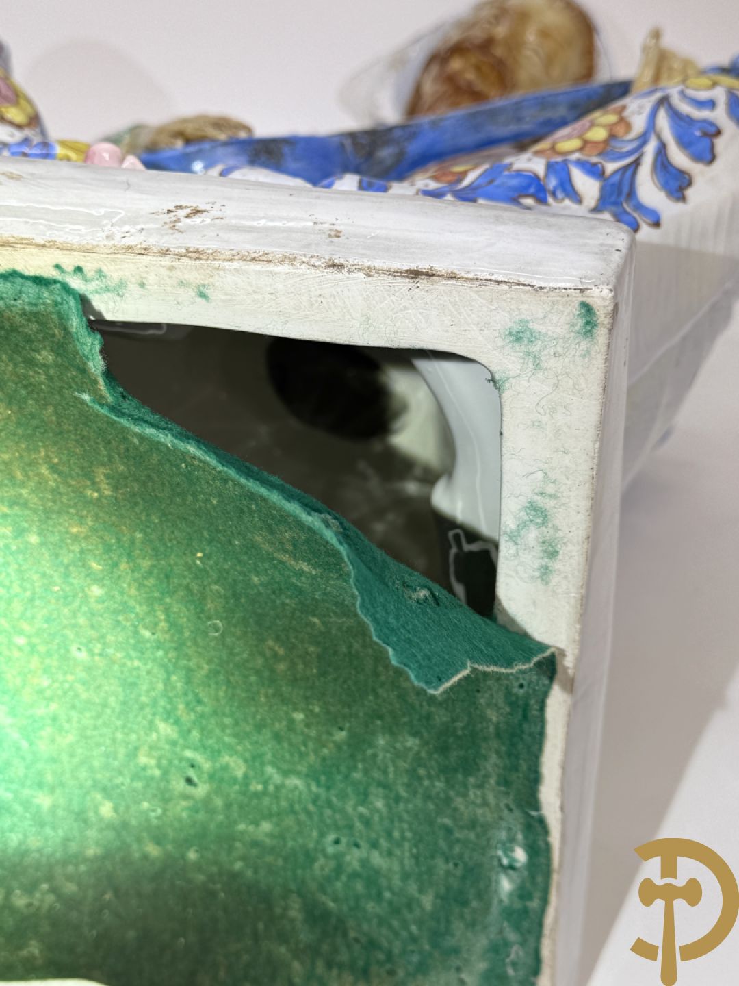 Meerkleurig Italiaans beeld van zittende oosterse man met snaarinstrument