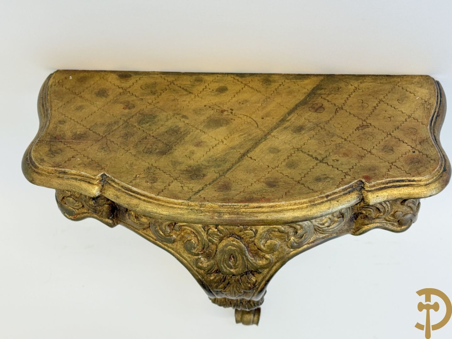 Vergulde spiegel met rocaillemotieven + console