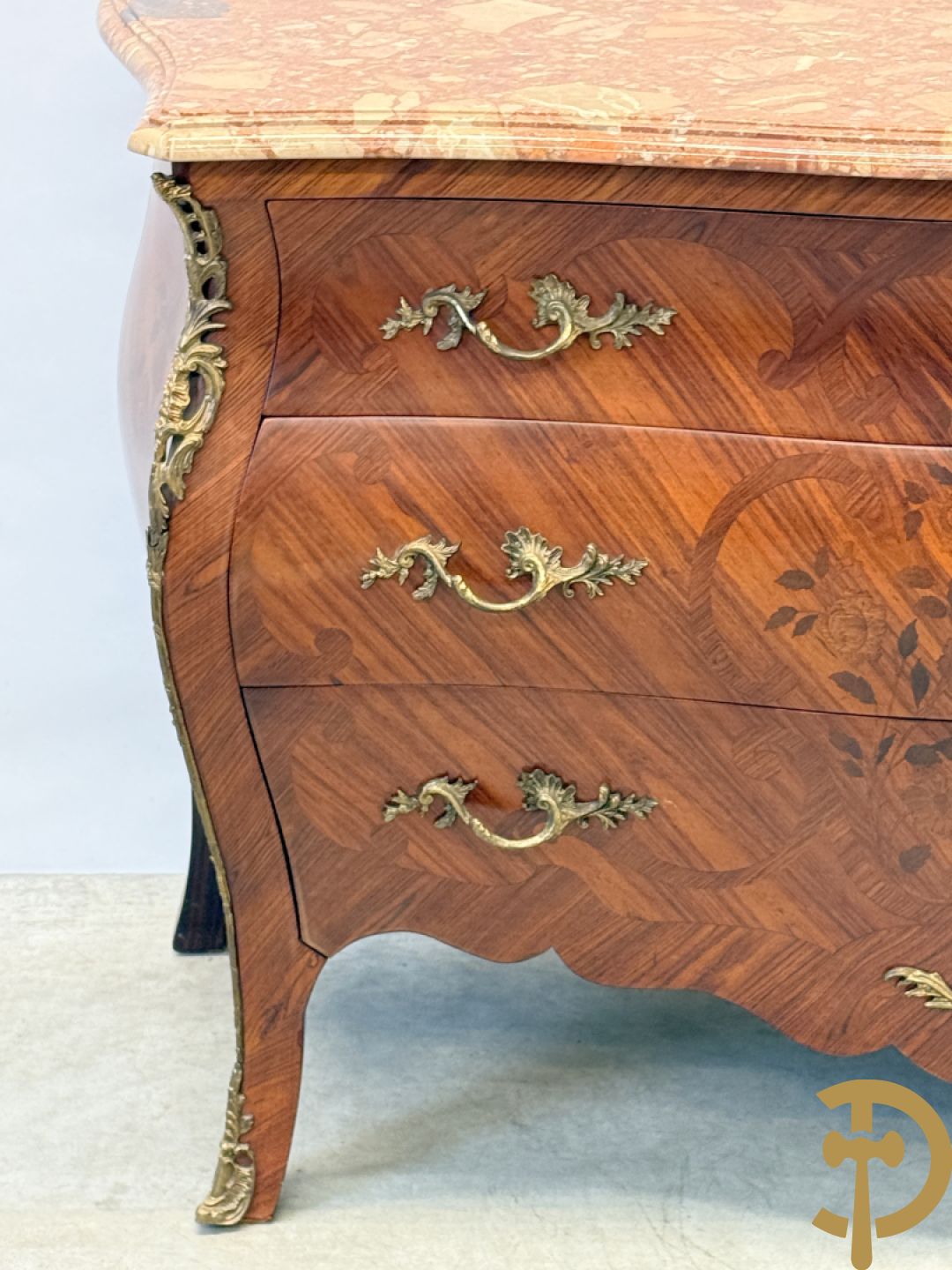Notelaren gegalbeerde drieladencommode met bloemenmarquetterie en bezet met bronzen ornamenten, bovenaan met marmeren blad