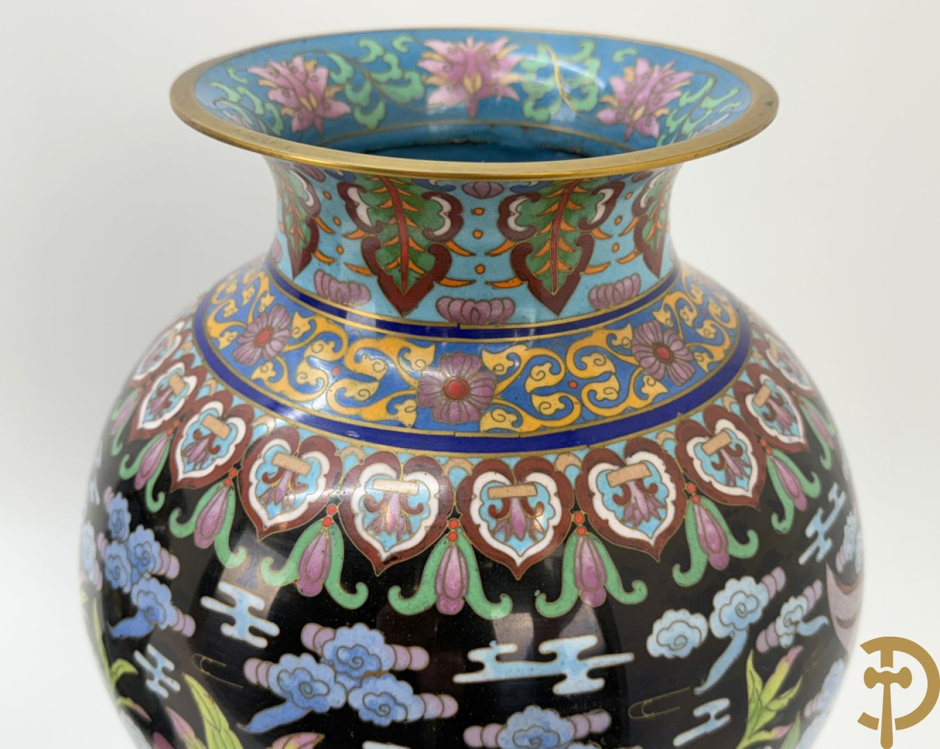 Paar cloisonévazen met bloemen en vogeldecor op zwarte fond - op houten sokkel