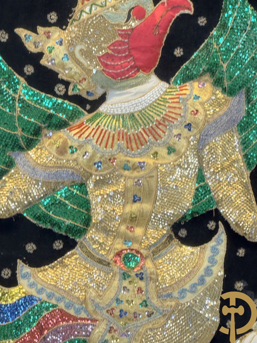 Groot Thais handgemaakt tafereel met boedhistische figuren en paradijsvogel