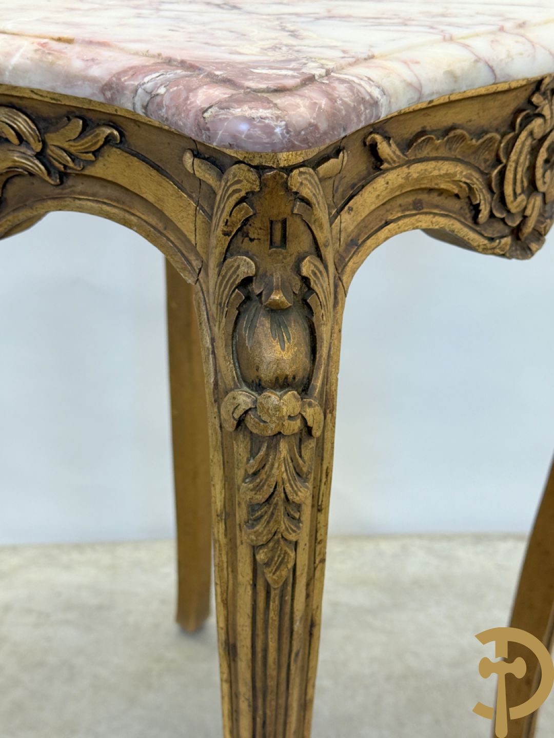 Vergulde bijzettafel met wit marmeren blad op voluutvormige poten, Louis XV stijl
