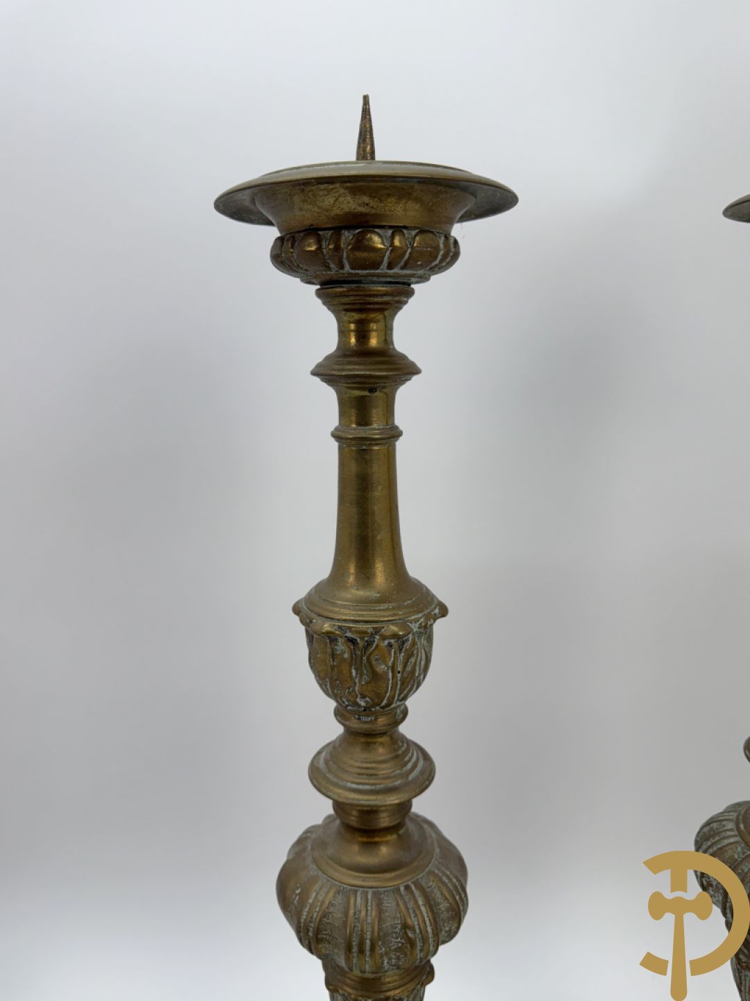 Drie paar religieuse kandelaars in brons en koper