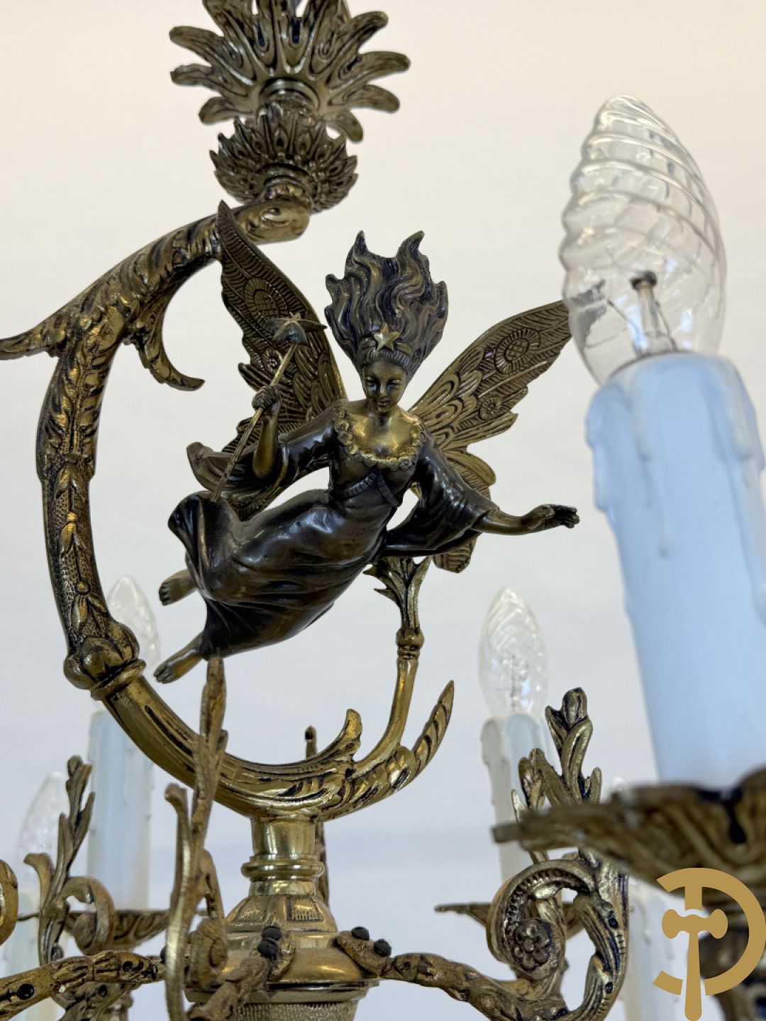 Bronzen vergulde luchter met gevleugelde fee en 12 armen + paar 3 armige applieken