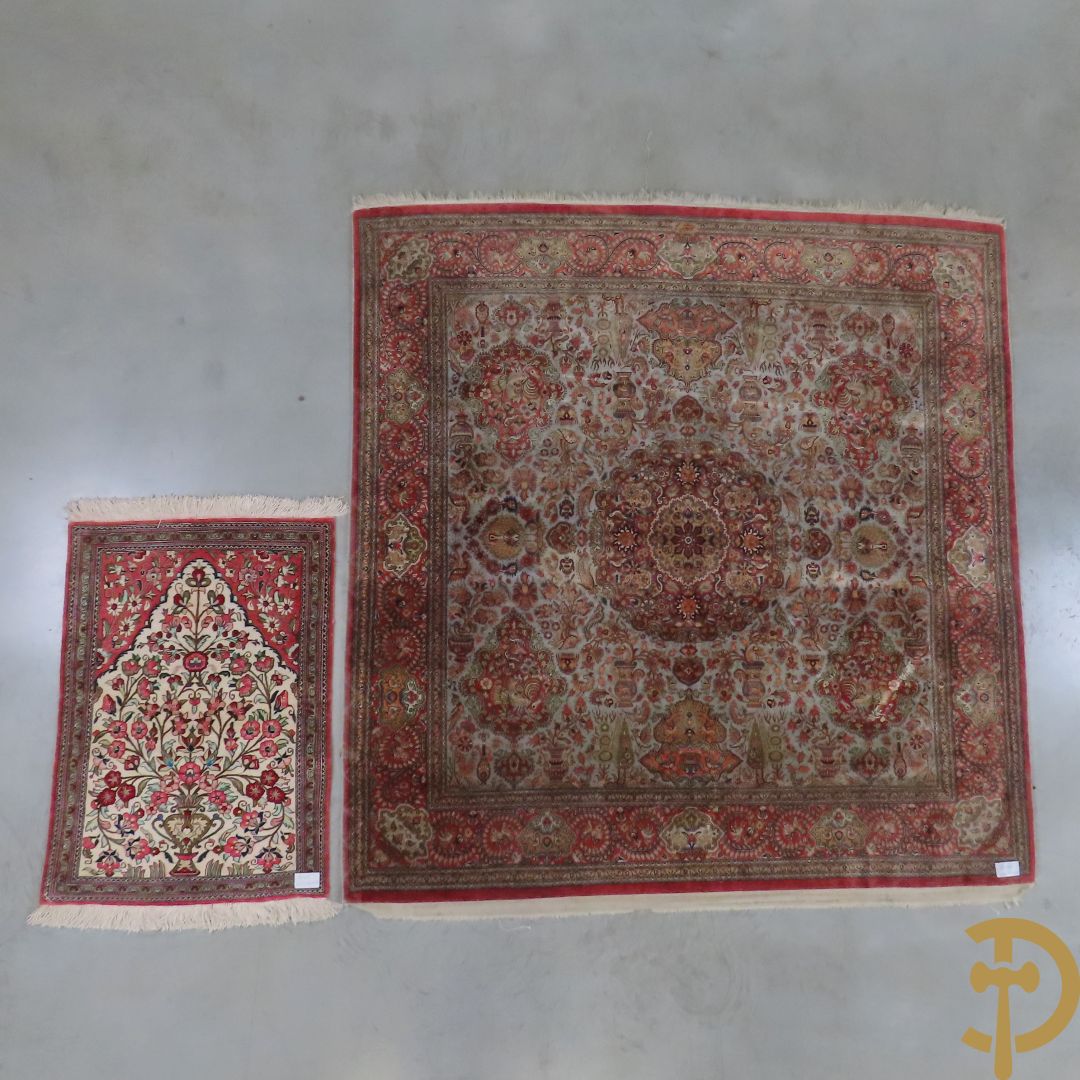 Oosters handgeknoopt tapijt zijde op katoen met bloemenpatronen, vogelmotieven en decor van amfoorvazen + Oosters handgeknoopt tapijt met decor van bloemen en amfoorvaas