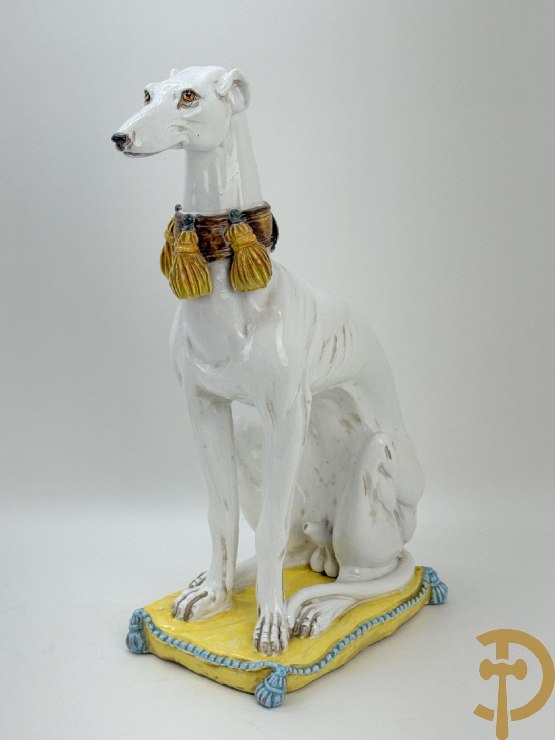 Italiaanse keramieken neergezeten witte windhond op kussen