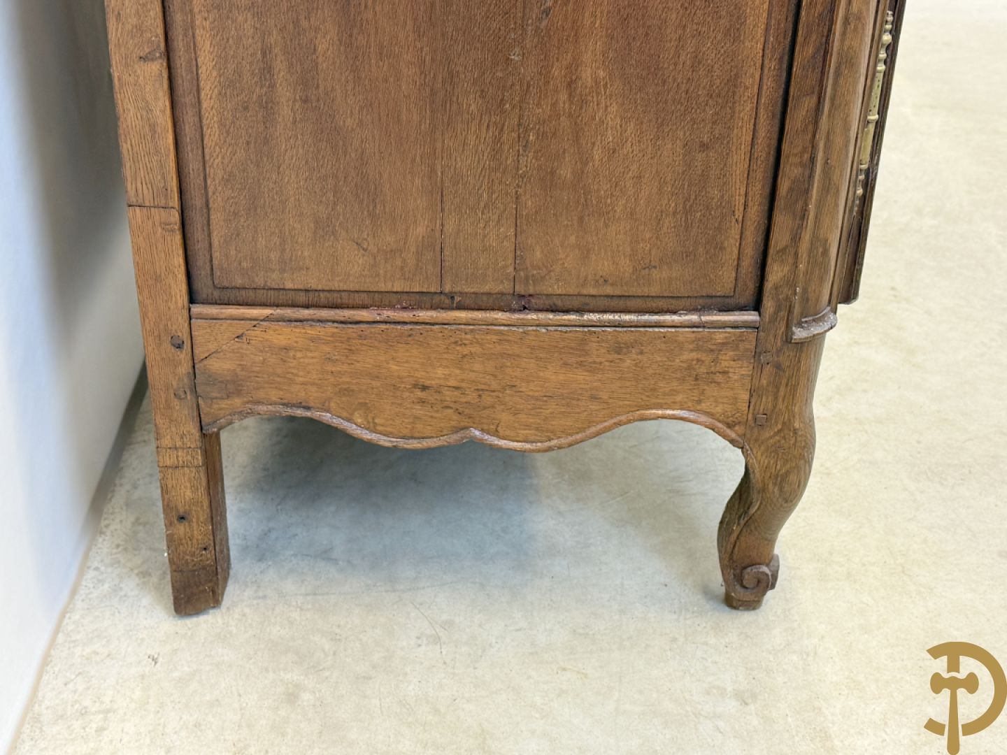 Massief eiken Vlaamse tweedeursdresse met 2 lades, afgestoken panelen en voluutvormige poten, 18e