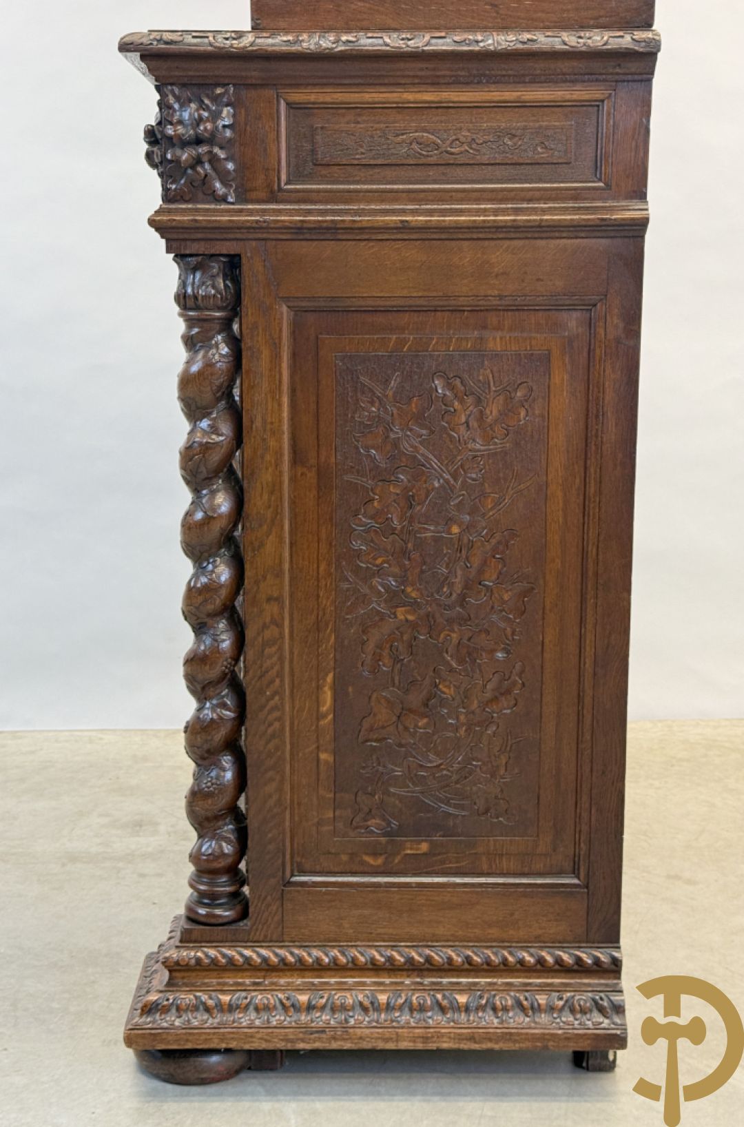 Massief eiken jacht deux-corps, bovenaan met vitrine, zijdelings met getorste zuilen, onderaan met sculptuur van everzwijn en eikebladranken