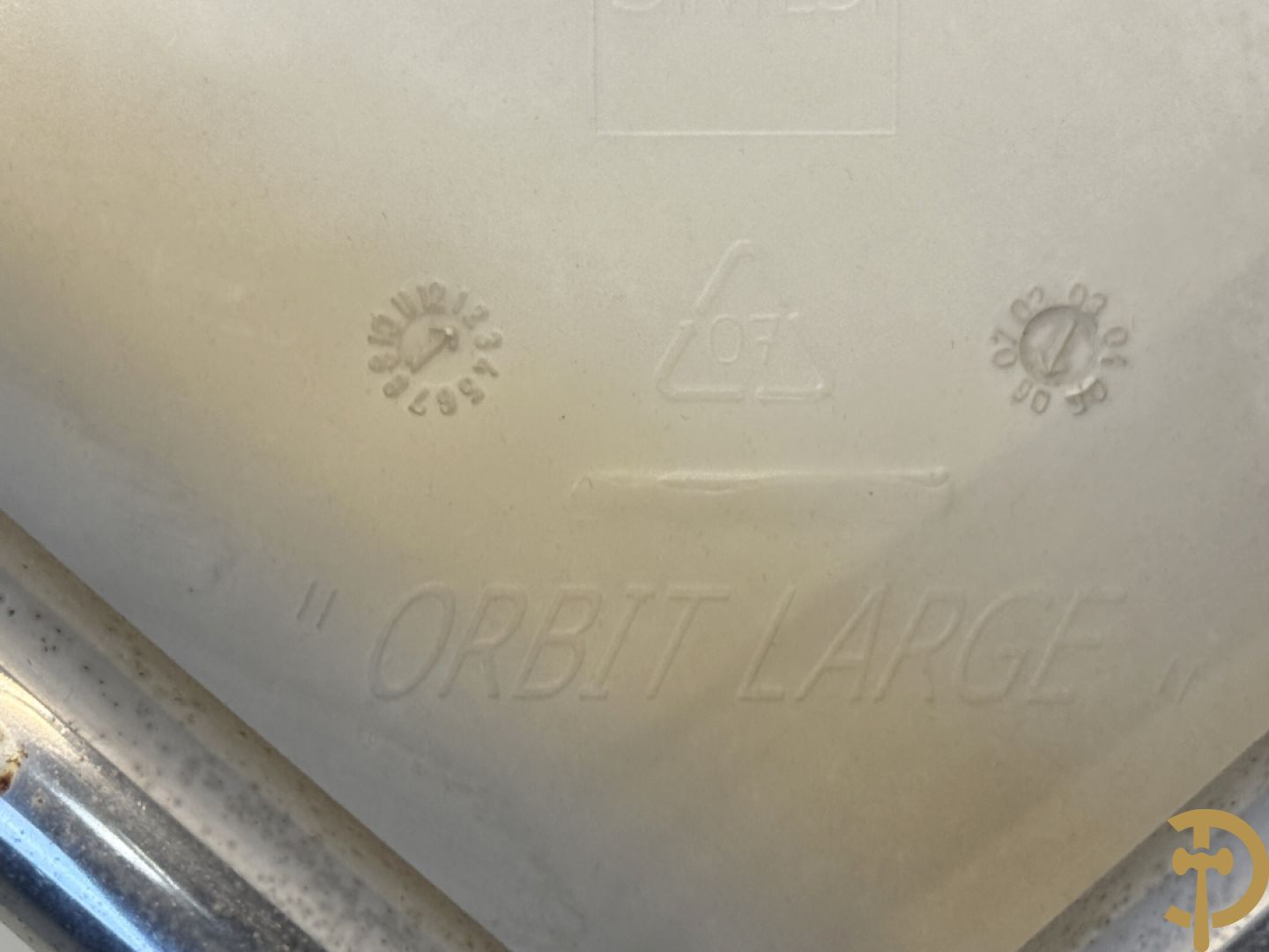 Twee witte vintage stoelen op chromé onderstel, Sintesi Orbit Large ontworpen door Cantarutti