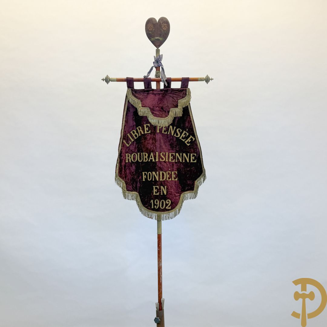 Franse vaandel in rode velours op staander met metalen hartvormig beschilderd ornament met bloemen boven handdruk, Libre Pensée Roubaisienne, Fondé en 1902