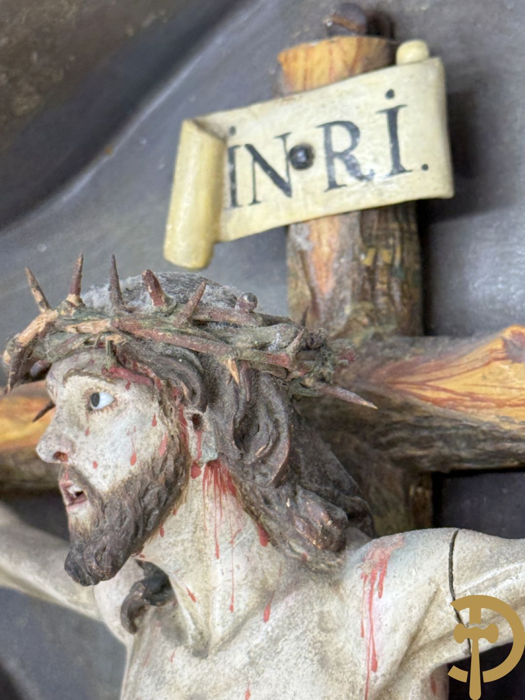 Houtgesculpteerde en gepolychromeerde Christus aan het kruis in openklapbaar gespolychromeerd kastje