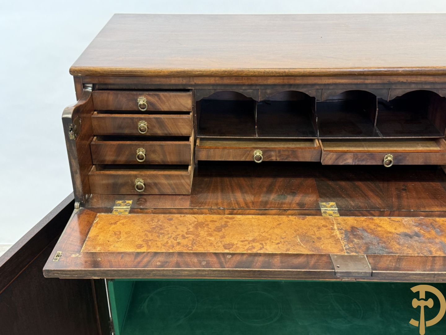 Engelse mahoniehouten tweedeursdresse met ingebouwde secretaire bovenaan