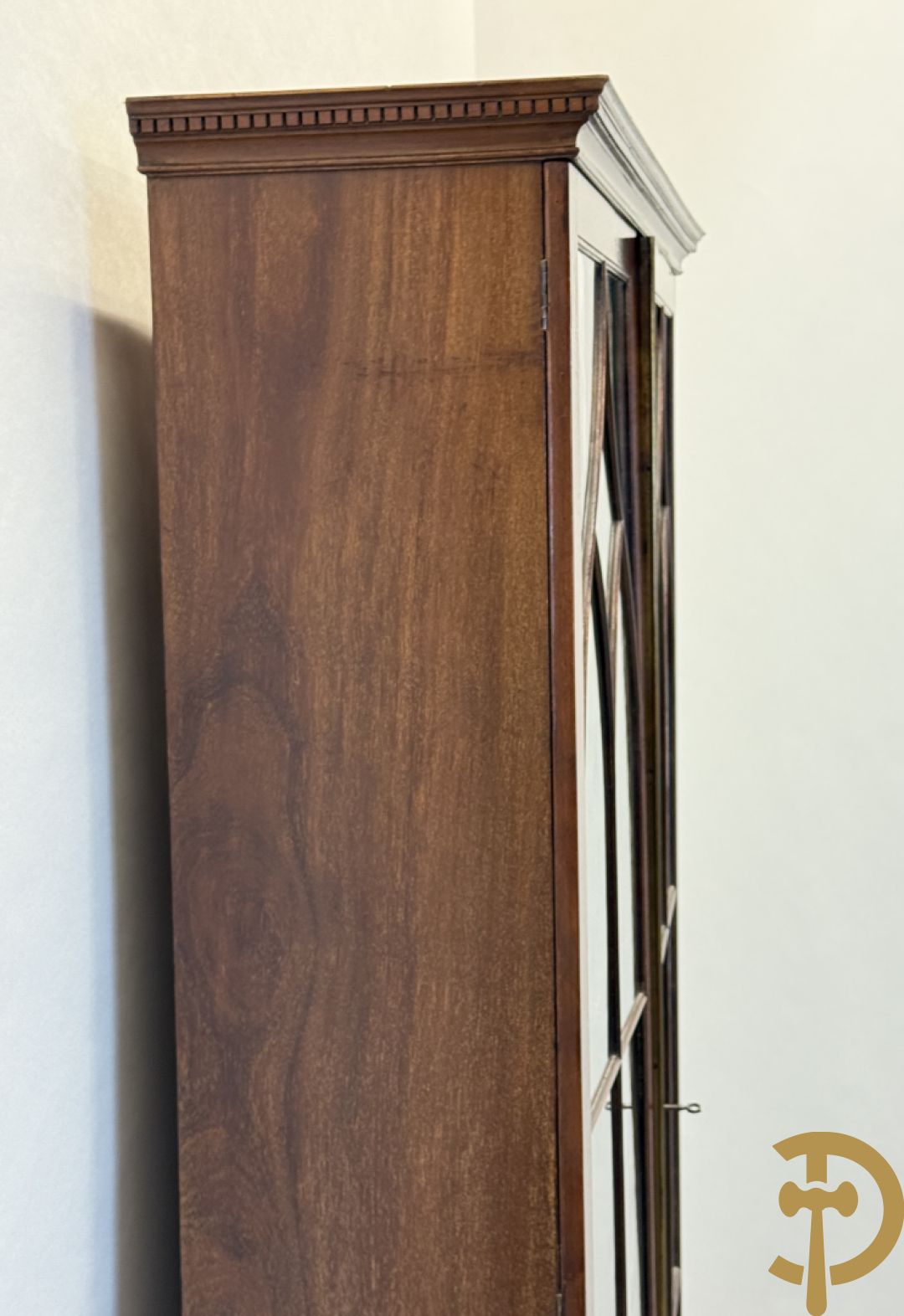 Paar Engelse mahoniehouten vitrines met legbanken