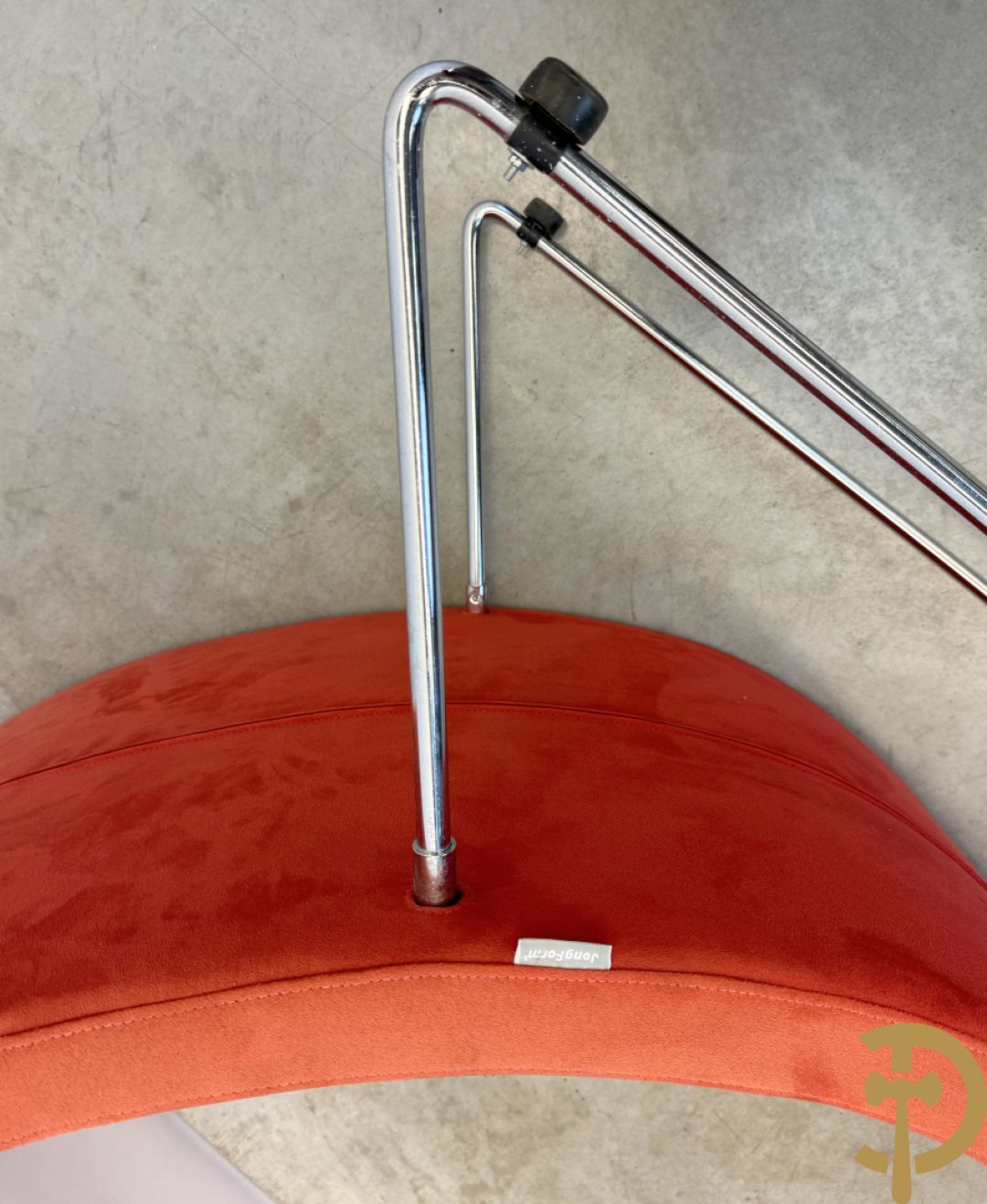 Design ligzetel in rode stof op chromé onderstel, Jongform