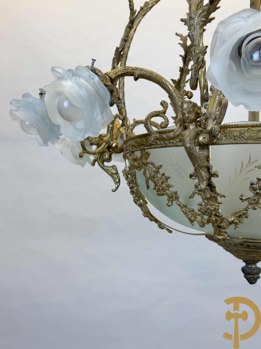 Bronzen ronde luchter met 12 lichtpunten en roosjes