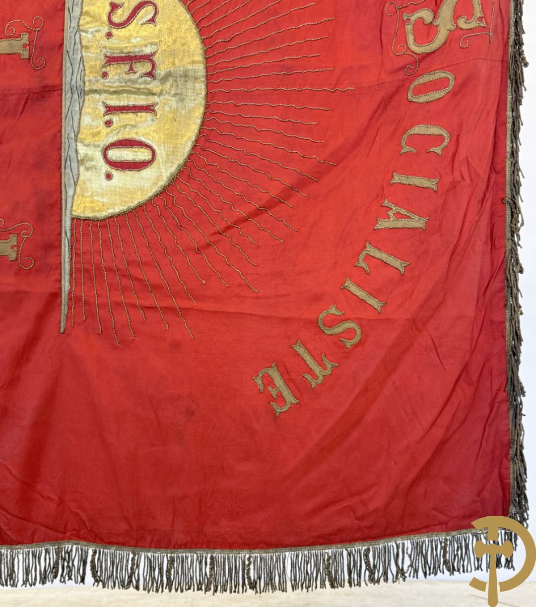 Franse vaandel met gouden gesculpteerde helm bezet bovenaan, Parti Socialiste S.F.I.O. Comité Jean Jaures Lille, gemerkt Fabriqué de Drapeaux de Societés Insignes Moyart-Castin, 3 Rue des Chats Bossus Lille
