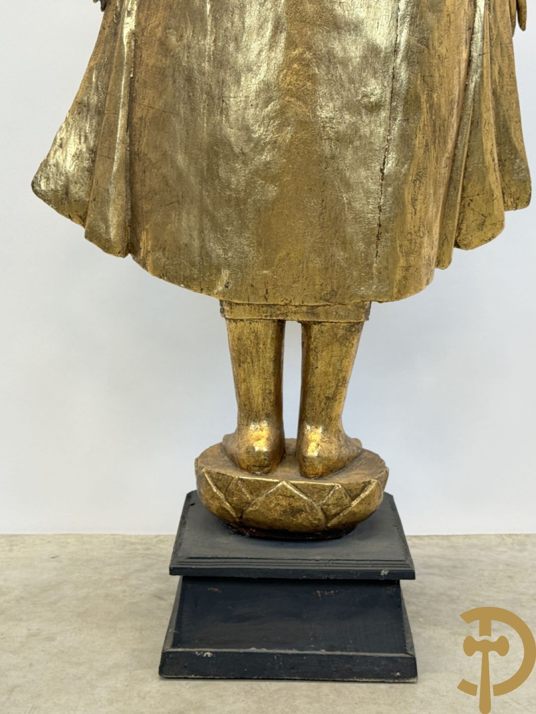 Vergulde houtgesculpteerde staande boedha bezet met spiegeltjes, op sokkel