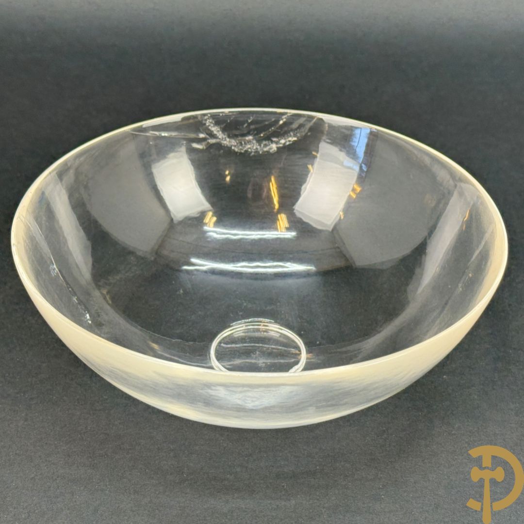 Wolf Helmut (getekend onderaan) Gepolierde schaal/bowl van doorschijnend bergkristal met rechte rand (scherfje aan voet) onder getekend WOLF H. (Steinbildhauer, Edelsteingestalter, aus Kirschweiler, Idar-Oberstein),