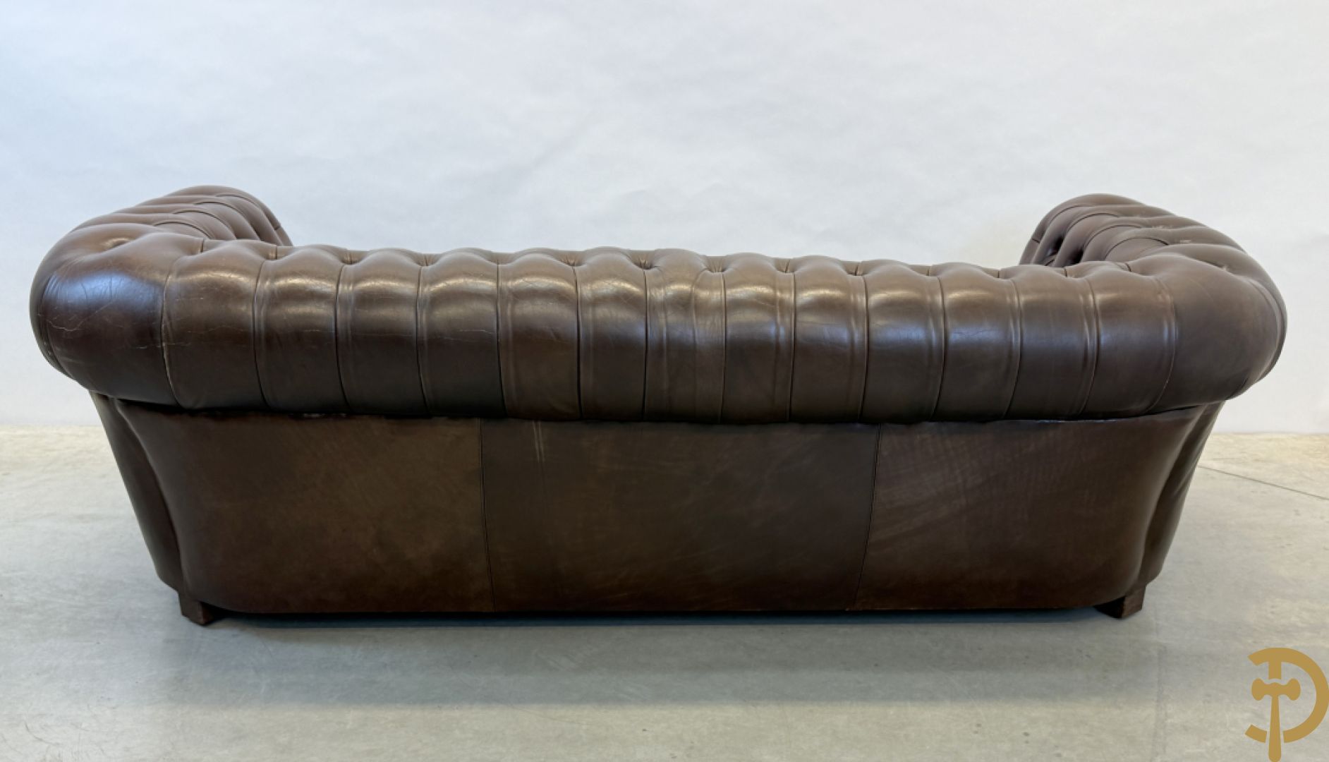 Bruin lederen driezit en club chesterfield