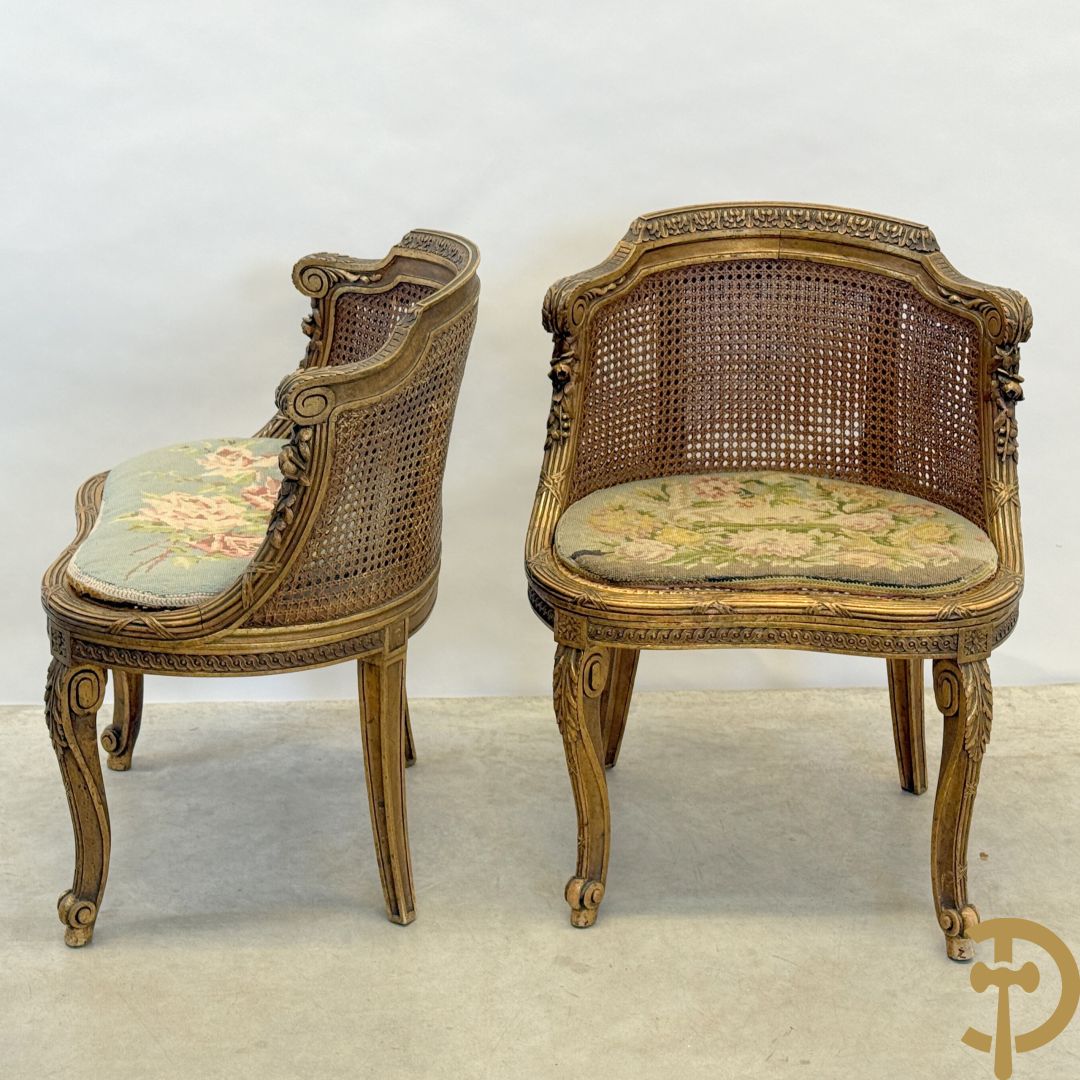 Paar bijzetzetels Louis XVI stijl met bloemenmotieven op voluutvormige poten, dubbel gecanneerd