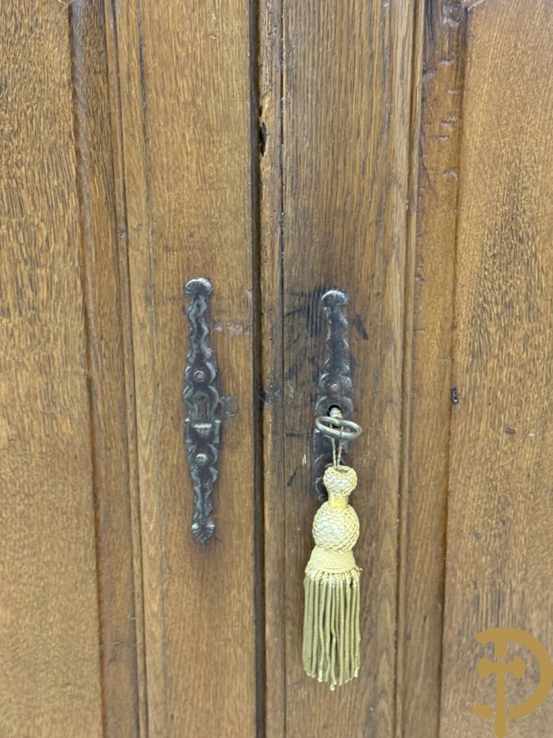 Massief eiken tweedeursdresse met gesculpteerde bloemen en afgestoken panelen in de deuren, Louis XV stijl, 19e