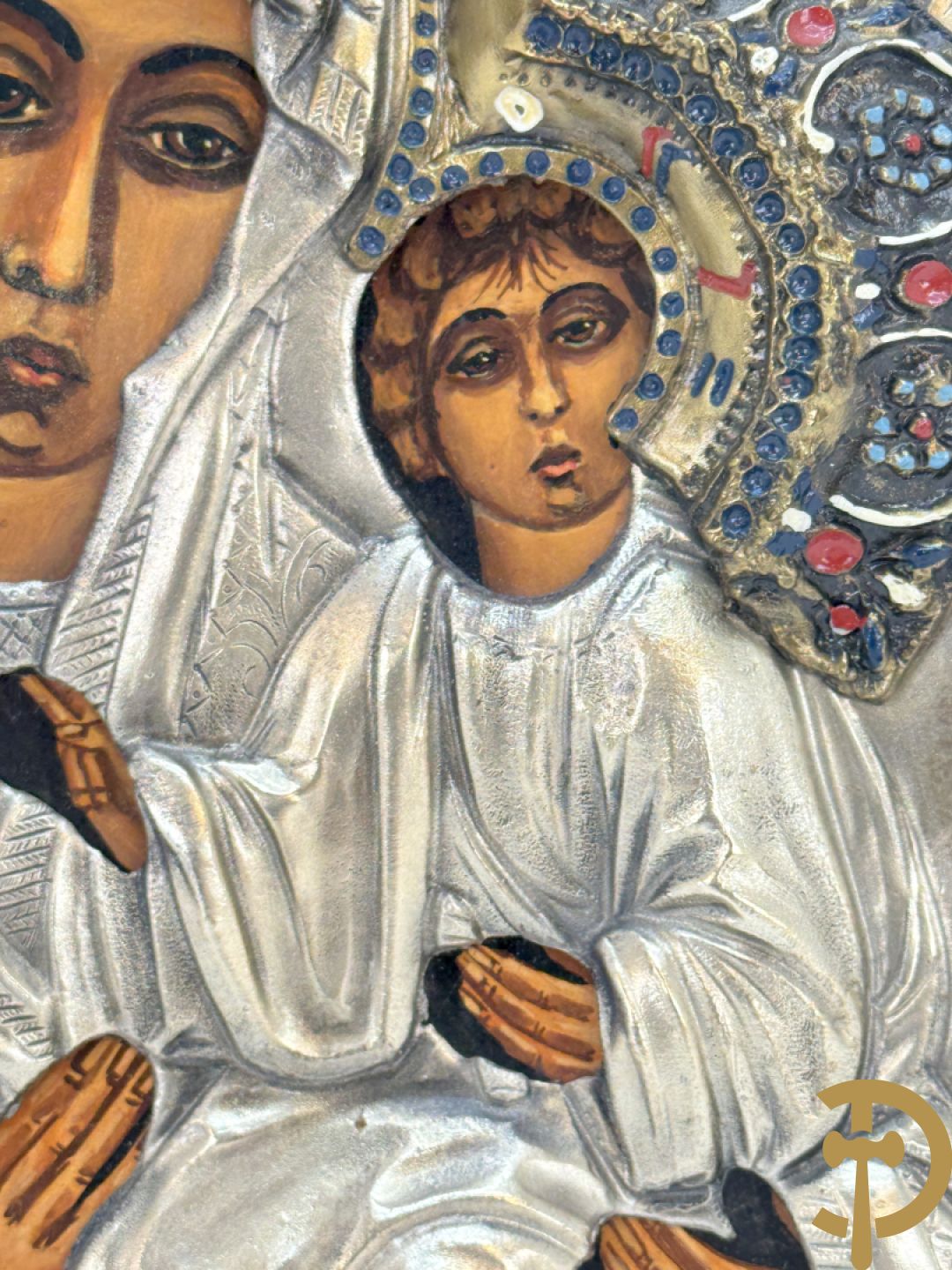 Ikoon met voorstelling van Madonna met kind met verzilverde rizza