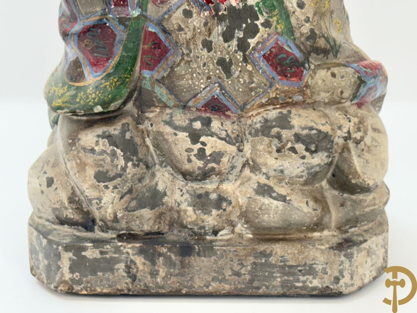 Houtgesculpteerde en gepolychromeerde zittende Aziatische wijsgeer