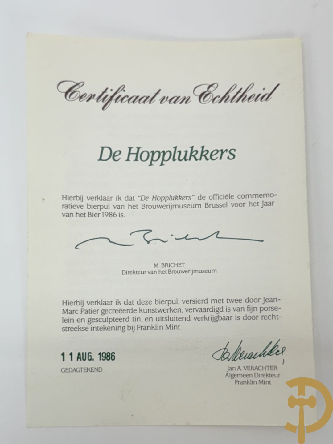 Varia porselein en keramiek : paar jardinières met zwanen, apothekerspot, 2 schenkkannen Franklin Mint en vaas Hutschenreuter