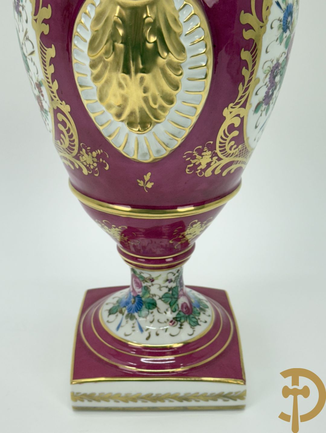 Handbeschilderde porseleinen siervaas met bloemenbeschildering en sfinxen + paar porseleinen cachepots met bloemendecor + 3 porseleinen  kopjes en schoteltjes