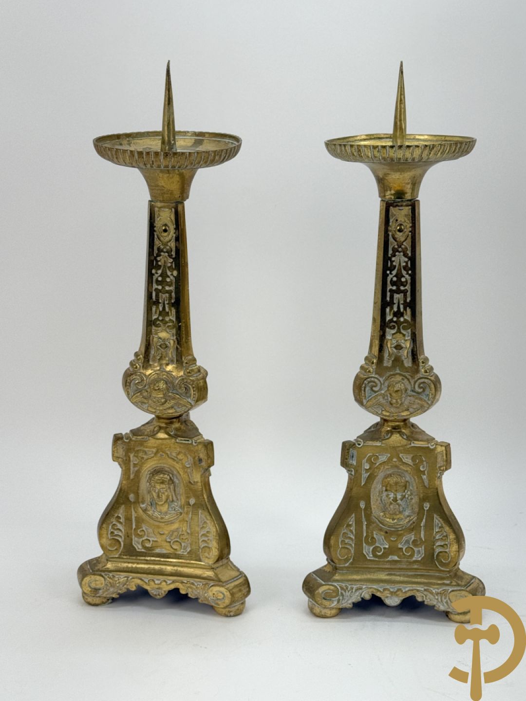 Drie paar religieuse kandelaars in brons en koper