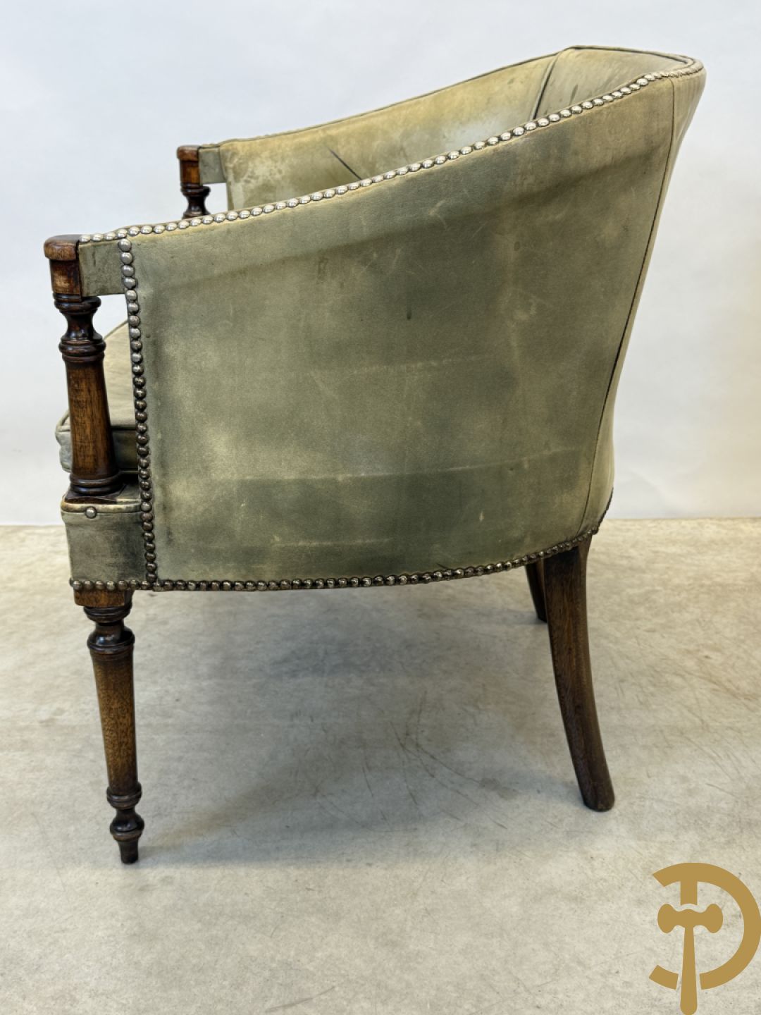 Twee kuipvormige lederen bergères