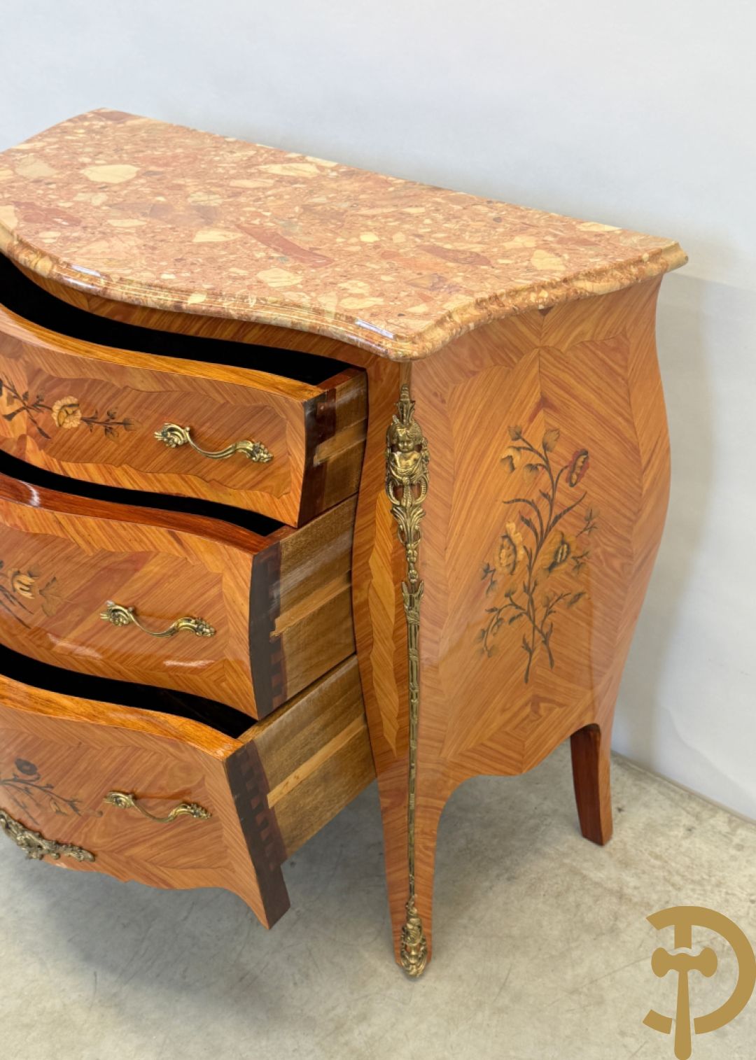 Notelaren gegalbeerde drieladencommode met bloemenmarketterie en marmeren blad