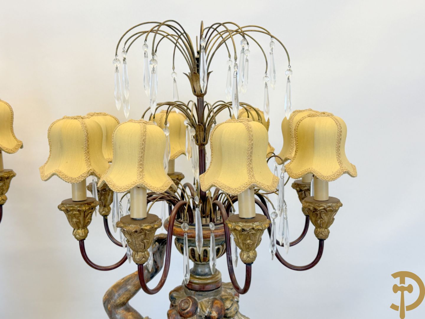 Paar gepolychromeerde dames op sokkel, bekroond met achtarmige kandelaar met lichtpunten en bellen, Italiaans, jaren 