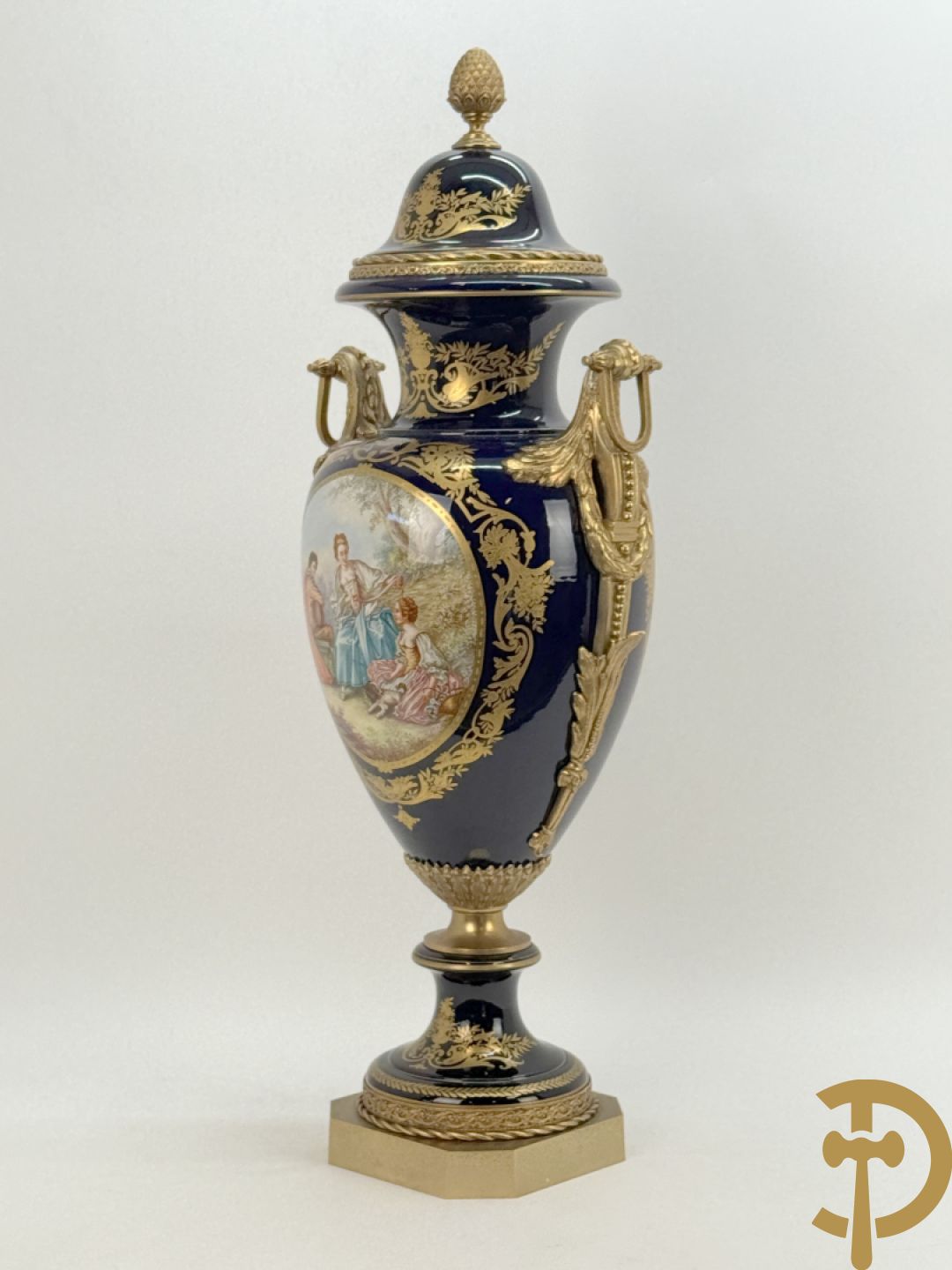 Vuurvergulde bronzen amfoorvaas met basrelief van dame en bezet met cupido