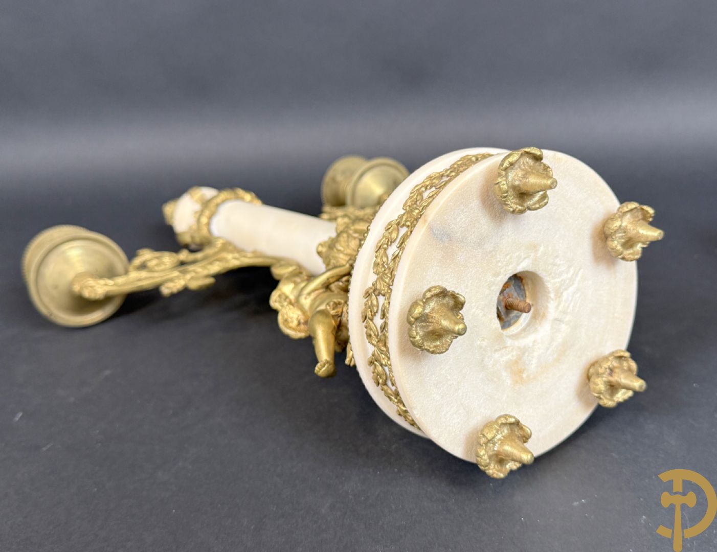 Paar marmeren kandelaars met bronzen cupido