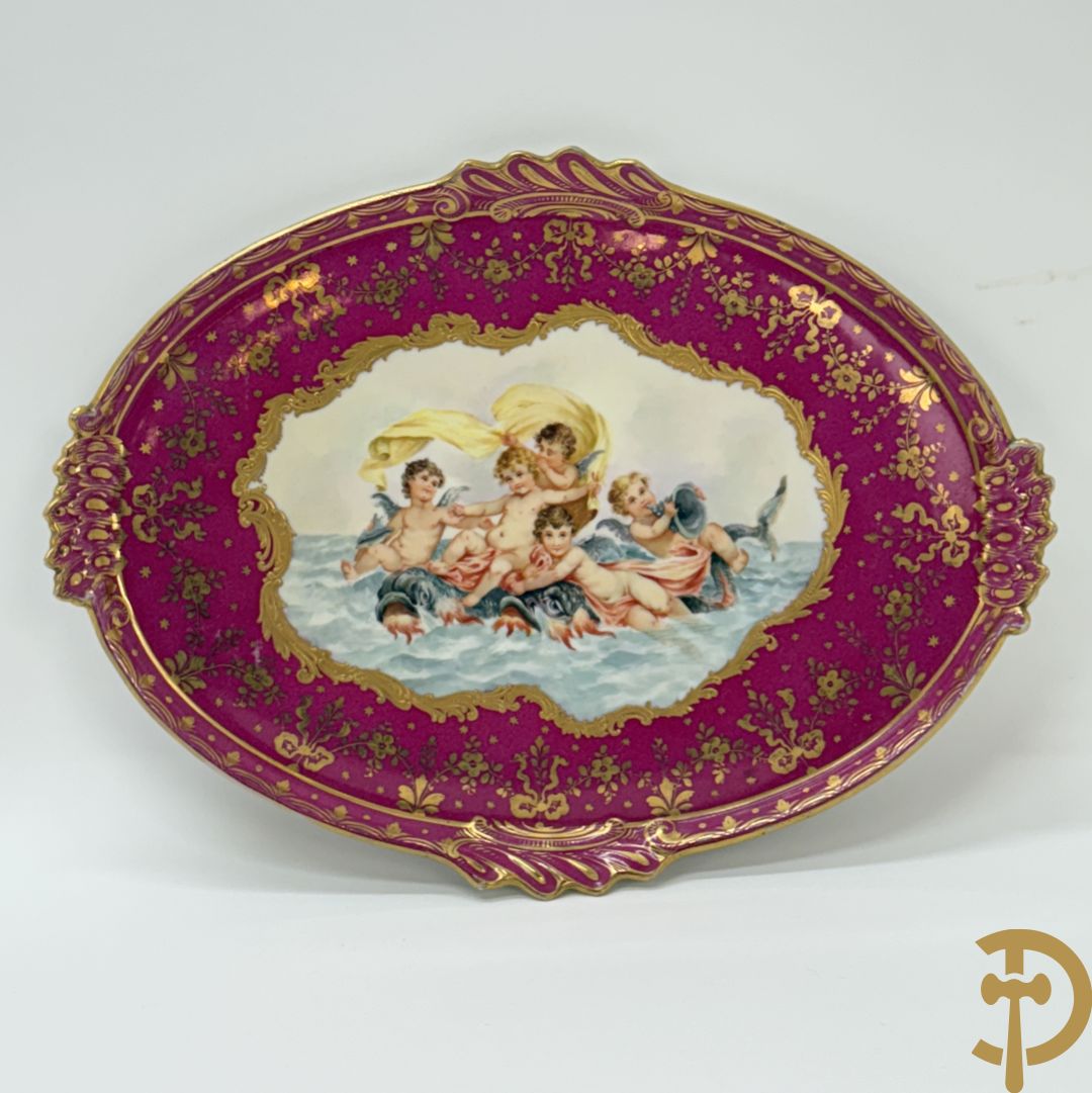 Porseleinen sierbord met decor van cupido