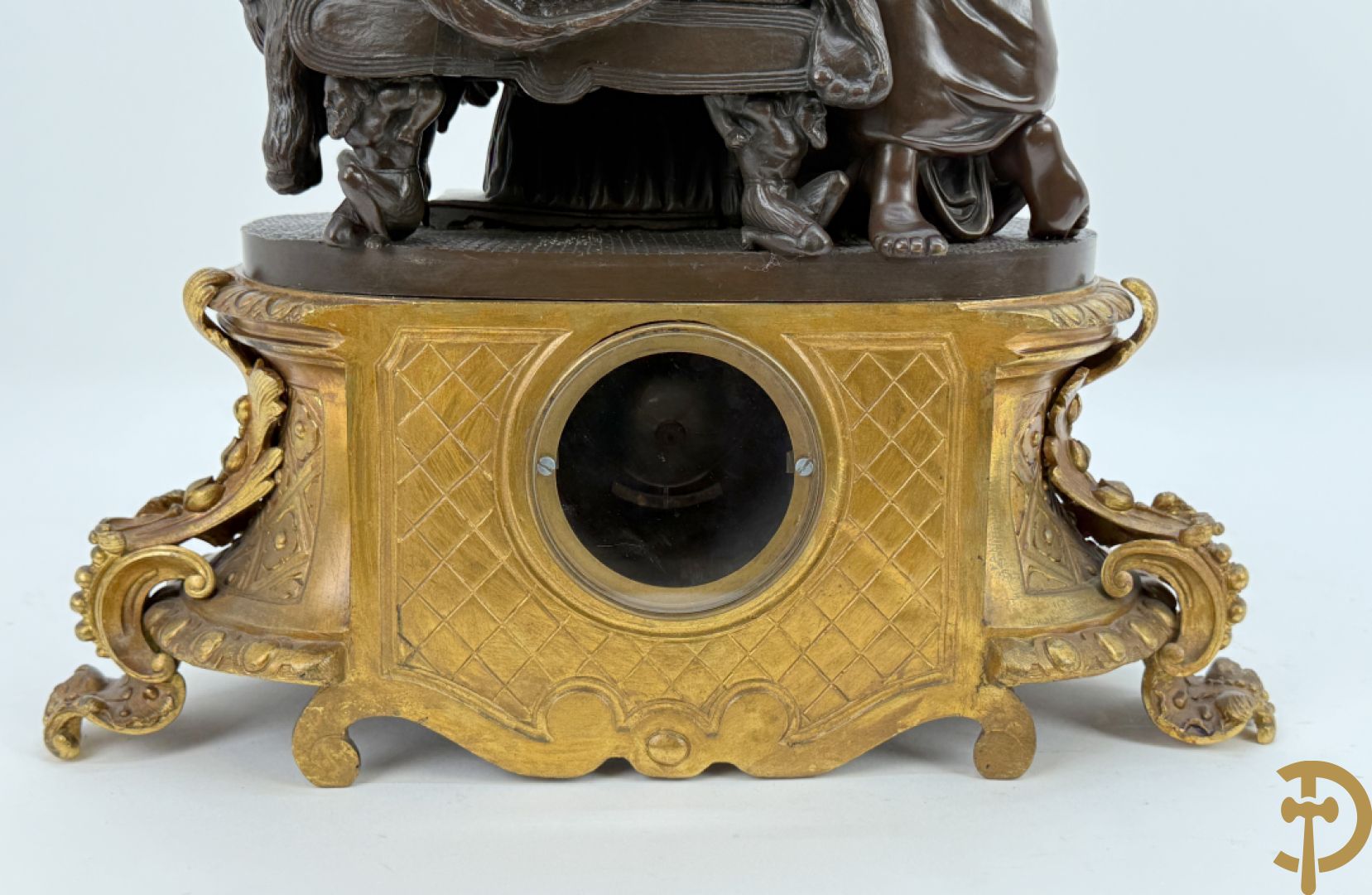 Driedelige bronzen garnituur bestaande uit middenstuk met bronzen vuurvergulde klok, Daubrée gemerkt à Nancy, bovenaan bekroond met Cleopatra met drinkbeker - getekend van Cumberworth sculpteur - geflankeerd door paar cupido