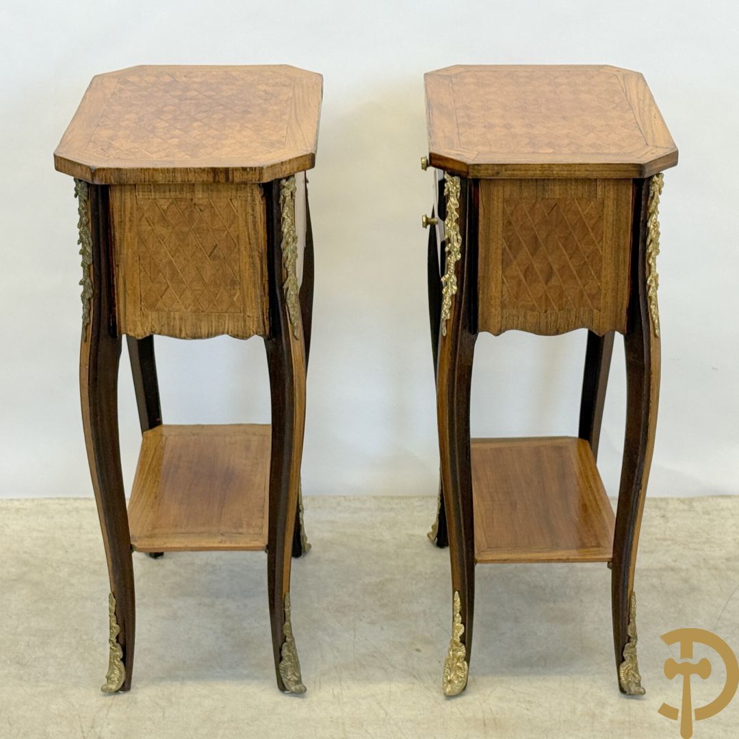 Paar notelaren bijzettafels met 2 lades en étagère, bovenaan met geparketteerd blad