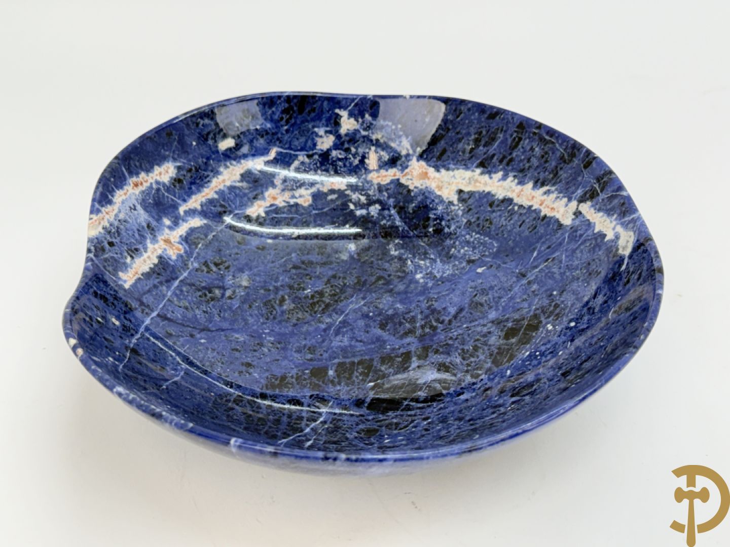 Wolf Helmut (getekend onderaan) Gepolierde schaal/bowl van blauw/wit sodaliet met golvende rand onder getekend WOLF H. (Steinbildhauer, Edelsteingestalter, aus Kirschweiler, Idar-Oberstein),