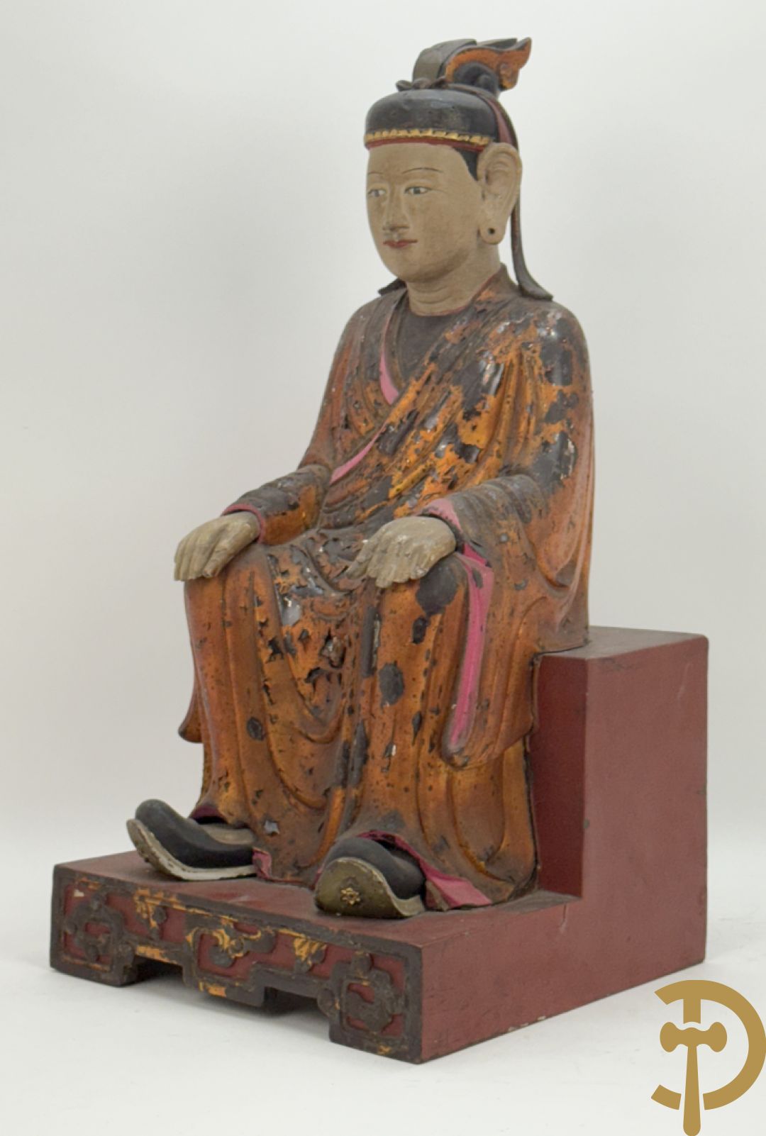 Houtgesculpteerd en gepolychromeerd zittend boedhistisch figuur