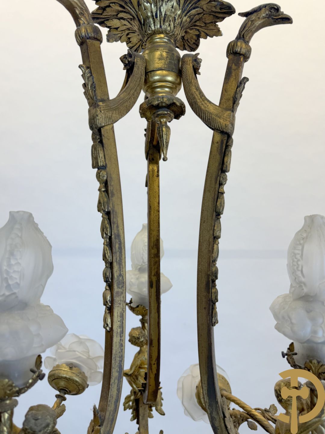 Bronzen Franse luchter met geajoureerde mand, bezet met medusakoppen en 3 cupido