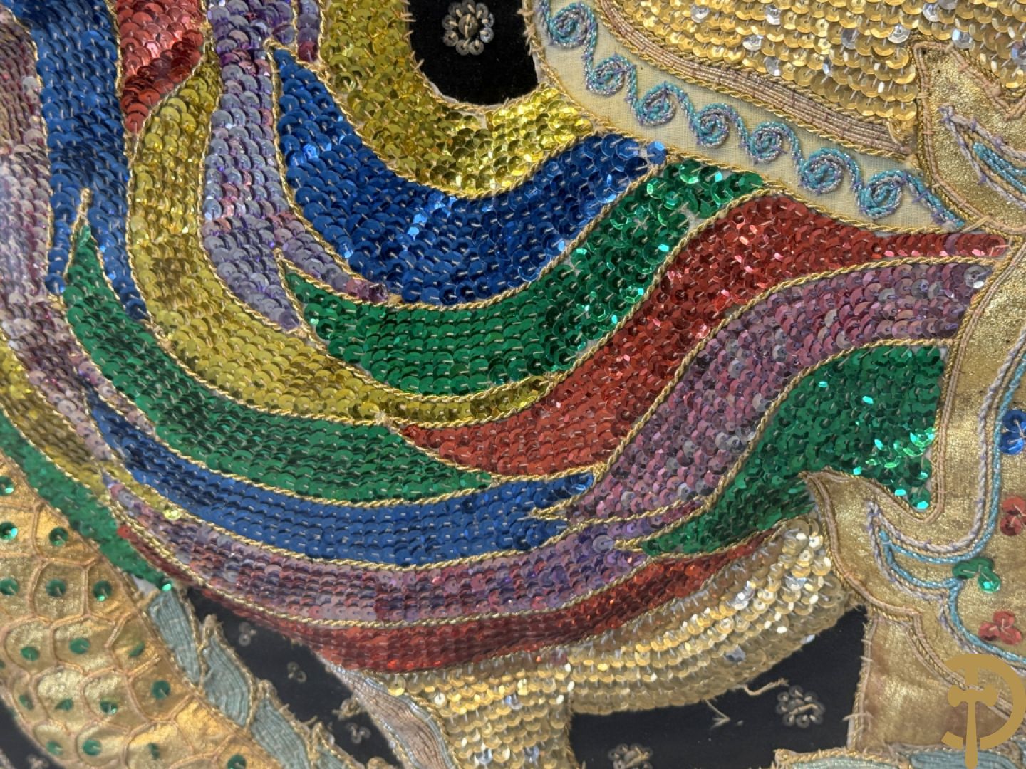 Groot Thais handgemaakt tafereel met boedhistische figuren en paradijsvogel