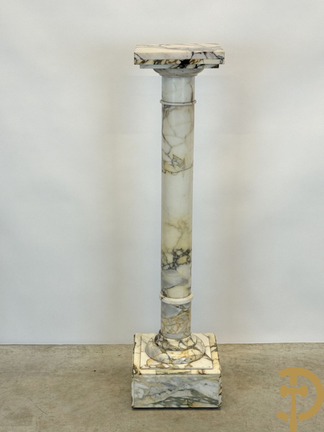 Wit marmeren geaderde kolom met draaiplateau