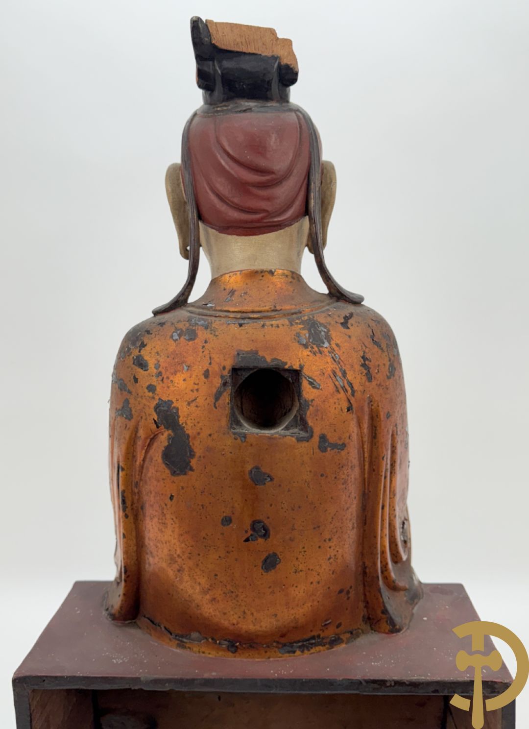 Houtgesculpteerd en gepolychromeerd zittend boedhistisch figuur